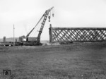Transport der alten Kocherbrücke zum Bahnhof Gaildorf-West mittels des 90 t-Kran "Nür 6700". Dahinter der Gegengewichtswagen Nr. 6718. Der Kran war 1944 von den Ardeltwerkenin Eberswalde gebaut worden und hatte ein Gewicht von 102 t. (30.10.1968) <i>Foto: Wolf Schneider</i>