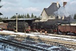 Zwei Güterzüge mit 95 0041 nach Sonneberg (links) und 95 0030 nach Probstzella begegnen sich im Bahnhof Ernstthal. (27.02.1977) <i>Foto: Peter Schiffer</i>