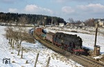 Hinter Ernstthal rollt 95 0041 mit ihrem Güterzug talwärts nach Lauscha. Etwas versteckt verläuft links vor dem Waldrand die Stichstrecke nach Neuhaus am Rennweg. (27.02.1977) <i>Foto: Peter Schiffer</i>