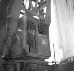 Kranführer des DB-Krans "Nür 6700", gebaut 1944 bei den Ardelt-Werken in Eberswalde, bei Arbeiten an der Kocherbrücke im Bf Gaildorf-West. (30.10.1968) <i>Foto: Wolf Schneider</i>