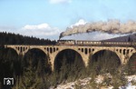 Über das 197 m lange und 25 m hohe Finsterer Grund Viadukt nahe Ernstthal am Rennsteig dampft 95 0028 mit P 18005 nach Sonneberg. (27.02.1977) <i>Foto: Peter Schiffer</i>