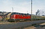 Regelmäßige Gäste in Lauda waren die Würzburger V 200. 220 051 steht mit E 1649 am Bahnsteig für die Abfahrt bereit. (05.07.1972) <i>Foto: Will A. Reed</i>