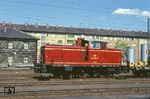 260 890 war die letzte von Krauss-Maffei gebaute Maschine der Baureihe V 60, von denen 622 Stück aus 8 Lokomotivfabriken zwischen 1956 und 1962 in Dienst gestellt wurden, hier im Rangiereinsatz im Bahnhof Bamberg. (05.1973) <i>Foto: Will A. Reed</i>