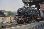 64 087 (Hagans, Baujahr 1928) ergänzt ihre Kohlenvorräte im Bw Ulm. Die Lok wurde am 30.11.1964 auch dort ausgemustert. (26.09.1962) <i>Foto: Will A. Reed</i>