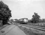 Zwischen Baßhorn und Esinger Steinweg ist Triebwagen T 5 unterwegs, vorne liegt das Anschlussgleis der Fa. Oemeta. (09.1963) <i>Foto: Reinhard Todt</i>