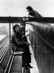 Frauen streichen während der Zweiten Weltkriegs den Bahnhof Slades Green (Kent/England). Mit dem Hinweis, dass das Bild die Britische Zensur passiert hat, wurden auch die Namen der drei Damen veröffentlicht: Mrs. Doreen McClean (auf dem Dach), Mrs. Doreen Sheppard (vorne) und Gladys Honeysett. (17.10.1941) <i>Foto: Pressefoto ACME</i>