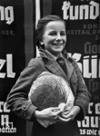 Auch die deutsche Propaganda lief vor und während des Zweiten Weltkriegs auf Hochtouren. So wurde durch einen Reichsbahnfotografen (!), dessen Professionalität womöglich bei der Lichtbildnerauswahl eine Rolle spielte, dieses Bild eines Mädchens mit einem Brotleib hergestellt, das auf eine aktuelle Preissenkung der Brotpreise hinweisen sollte. (26.04.1939) <i>Foto: RVM (Schostal)</i>