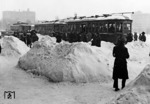 Wie der Pressetext zu dem Bild erklärt, legten die seit Jahren heftigsten Schneefälle im Winter 1940 den Verkehr in Amerikas Hauptstadt lahm.  (24.01.1940) <i>Foto: Pressefoto ACME</i>