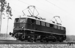 E 10 101 war die erste Lok der E 10-Serienfertigung, die am 04.12.1956 an die DB ausgeliefert wurde. Die Abnahme erfolgte jedoch erst nach Beseitigung mehrerer Fehler am 10.04.1957. Die in stahlblau lackierte Lok war zunächst in Offenburg beheimatet, wurde aber bereits am 06. Juli 1957 nach Heidelberg umstationiert. Am 13.10.2000 wurde sie beim Bh Frankfurt/M ausgemustert. (03.1957) <i>Foto: Steidl</i>