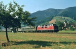 Aus der Gegenrichtung rollt eine unerkannt gebliebene 220 auf der Schwarzwaldbahn bei Gutach dem nächsten Halt in Hausach entgegen. (14.08.1973) <i>Foto: Dieter Junker</i>