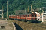 Die ab 1927 beschafften ET 85 (ab 1968: BR 485) waren noch bis 1976 in Südbaden anzutreffen. Von Freiburg aus befuhren sie die Strecke nach Basel sowie die Zweigstrecken Basel - Zell und Weil am Rhein - Lörrach sowie die Grenzzstrecke Müllheim (Baden) nach Neuenburg (Baden) an die französische Grenze. Hier verlässt ein 485 den Bahnhof Zell im Wiesental. (17.08.1973) <i>Foto: Dieter Junker</i>