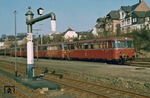 Simmern - heute völlig eisenbahnfrei - war früher ein Eisenbahnknotenpunkt verschiedener Strecken im Hunsrück. Seit den 1960er Jahren begann der schleichende Niedergang mit Stilllegung der Streckenabschnitte Simmern–Gemünden (1963), Simmern–Hermeskeil (1976), Simmern-Emmelshausen (1983) und Langenlonsheim–Simmern (1984). 1976 war neben dem Relikt aus der Dampflokzeit eine 4er-Einheit 798 u.a. mit 798 543 in Simmern anzutreffen. (02.04.1976) <i>Foto: Dieter Junker</i>