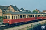 Im Dezember 1966 lieh sich die Frankfurt-Königsteiner-Eisenbahn (FK) den VT 26 und VS 1 von der Tegernsee-Eisenbahn. Im Februar 1967 wurden beide Fahrzeuge dann von der FKE gekauft. Der VT 26 wurde bei der FKE zum VT 90 und VS 1 zum VS 166. VT 90 trug noch sein rotes Farbkleid aus seiner Zeit bei der Eisenbahngesellschaft Altona-Kaltenkirchen-Neumünster. (05.1975) <i>Foto: Dieter Junker</i>