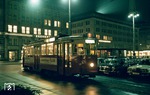 Die Hamburger Straßenbahn war einer der größten und ältesten Betriebe in Deutschland und wurde bereits ab 1866 - zunächst als Pferdebahn - eröffnet. Die schrittweise Stilllegung wurde dann ab 1958 betrieben. Wagen 3661 wartet in der nächtlichen Innenstadt auf letzte Fahrgäste. (11.03.1972) <i>Foto: Dieter Junker</i>