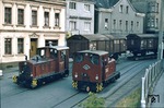 Kreuzung von Lok 1 und 4 der Hohenlimburger Kleinbahn in Hohenlimburg. Die 1900 eröffnete 3.3 km lange Eisenbahnstrecke besaß eine Spurweite von 1000 Millimeter und bediente das industriereiche Nahmertal mit zahlreichen Gleisanschlüssen der dort ansässigen Stahlindustrie.  (25.10.1973) <i>Foto: Dieter Junker</i>