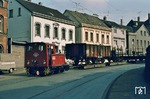 Durch die Straßen Hohenlimburgs rollt Lok 1 der Hohenlimburger Kleinbahn mit ihrem Rollbock-Güterzug. (25.10.1973) <i>Foto: Dieter Junker</i>
