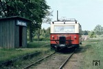 Ein Wismarer Schienenbus der Lüchow-Schmarsauer Eisenbahn (LSE) in Bockleben. Obwohl die Deutsche Bundesbahn den Bahnhof Lüchow von 1960 bis 1965 im Personenverkehr nicht mehr auf der Schiene bediente, wurde der Personenverkehr der LSE erst am 31. März 1969 aufgegeben. (25.05.1968) <i>Foto: Dieter Junker</i>