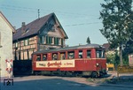 Das Netz der Mittelbadischen Eisenbahnen (MEG) reichte einst bis in die Region der Städte Straßburg, Offenburg und Lahr. Als Dieter Junker die Bahn 1967 besuchte, war der Rest auf die Region zwischen Freistett, Schwarzach, Bühl und Rastatt zusammengeschmolzen. Triebwagen T 13 (Wismar, Baujahr 1941) ist mit einem aufgebockten Güterwagen (im Hausschatten) in der pittoresken Ortsdurchfahrt von Lichtenau-Ulm unterwegs. Der Triebwagen ist heute bei der Selfkant Museumseisenbahn (nahe Aachen) zu Hause. (24.03.1967) <i>Foto: Dieter Junker</i>