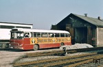 Am Endpunkt der Nebenbahn aus Deggendorf in Metten macht sich ein Omnibus des Typs Magirus Saturn II LS bereit, um den geringen Zugverkehr auf der parallel führenden Straße zu ergänzen.  (22.04.1975) <i>Foto: Dieter Junker</i>
