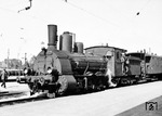 Die bayr. C IV war eine Güterzugdampflok, die für die Königlich Bayerische Staatsbahn gebaut wurde. Zwischen 1884 und 1893 wurden 87 Exemplare mit Nassdampf-Zwillingstriebwerk geliefert, von 1892 bis 1897 folgten 98 weitere Exemplare mit Nassdampf-Zweizylinder-Verbundtriebwerk. Die Zwillingslokomotiven wurden 1926 ausgemustert, die Verbundlokomotiven bis 1931. Verbundlok 53 8119 war eine der letzten betriebsfähigen Exemplare der Baureihe und wurde vom Fotografen in Landshut angetroffen. Erwähnenswert ist noch das sehr kleine Nummernschild an der Rauchkammerwand, das wohl so ausgeführt wurde, weil Griffstange und Lampenstütze keinen ausreichenden Platz für ein normgerechtes Schild ließen bzw. man das Schild nicht halbverdeckt hinter der Griffstange anbringen wollte und weil das Anbringen eines geteilten Schildes auf den Flügeln der Rauchkammertür wohl nicht zulässig war. (08.09.1931) <i>Foto: Slg. Johannes Glöckner</i>