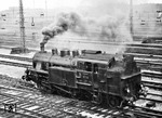 77 113, eine  bayerische Pt 3/6, qualmt im Gleisvorfeld des Münchener Hauptbahnhofs. Die Maschinen wurden maßgeblich vor Schnellzügen auf der Strecke zwischen Garmisch-Partenkirchen und München eingesetzt. Die 10 ab 1923 beschafften zweizylindrigen Heißdampfmaschinen (77 110 - 119) wurden bis 1954 ausgemustert. (05.04.1931) <i>Foto: Slg. Johannes Glöckner</i>