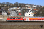 Noch beherrscht die Baureihe 111 die Regionalexpress-Leistungen der Linien RE 4 und RE 7 in NRW. Vor den Häusern des Wuppertaler Stadtteils Rott fährt 111 101 mit RE 10414 in Barmen vorbei.  (12.03.2015) <i>Foto: Wolfgang Bügel</i>