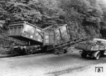 Interessante Detailstudie des Mittenselbstentladewagens Ommv62 (Fd-z-62) bei der Anlieferung von Briketts an den örtlichen Kohlehändler. (1964) <i>Foto: Helmut Säuberlich</i>