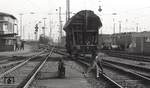 Der Ablaufberg im Rangierbahnhof Hamburg-Wilhelmsburg mit einer Gleisbremse der Bauart Büssing, dessen Wirkung durch einen Hemmschuhleger unterstützt wird. (04.1973) <i>Foto: Benno Wiesmüller</i>