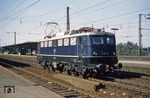 E 10 127 wurde am 25. Juli 1958 in Dienst gestellt. Die in Köln-Deutzerfeld beheimatete Lok ist im Bahnhof Köln-Deutz auf dem Weg in ihre Heimatdienststelle. (11.09.1960) <i>Foto: Will A. Reed</i>