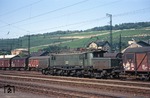 194 117 (Neuanlieferung als E 94 117 am 13.01.1944 zum Bw Neu-Ulm) mit einem Güterzug in Würzburg Hbf. (09.1968) <i>Foto: Will A. Reed</i>