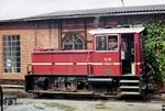 Lok 22-02 (Gmeinder, Fabrik-Nr. 5414) wurde im November 1965 an die SWEG (Südwestdeutsche Eisenbahnen AG, Lahr/Schwarzwald) übergeben. Die 750mm Schmalspurlok macht sich hier im Bahnhof Dörzbach auf der Jagsttalbahn nützlich. (10.1974) <i>Foto: Will A. Reed</i>