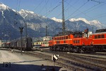 ÖBB 1020.25 (ex E 94 027) vor der Kulisse der Nordkette in Höhe der Zugförderungsstelle. Innsbruck war jahrzehntelang eine wahre Drehscheibe für Einsätze der "Krokodile". Bereits die ersten Loks der Baureihe E 94 waren nach Ablieferung anno 1940 dort stationiert.  (05.1976) <i>Foto: Will A. Reed</i>