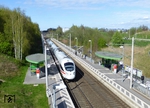 Am 12. Dezember 2010 ging in Ahrensburg an der Strecke Lübeck - Hamburg ein zweiter Haltepunkt im Stadtteil Gartenholz in Betrieb, durch den gerade ein 605 rauscht. Der ICE TD (TD = Triebzug-Diesel) ist der schnellste Dieseltriebzug Deutschlands. Er erreichte am 13. Januar 2000 auf Testfahrten eine Geschwindigkeit von 222 km/h. (04.2014) <i>Foto: Benno Wiesmüller</i>