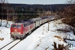 Mit einem Nahverkehrszug von Brügge nach Kall/Eifel (!) ist 215 117 im winterlichen bergischen Land bei Meinerzhagen unterwegs. (15.02.1984) <i>Foto: Peter Schiffer</i>