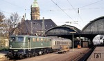 141 167 mit einem Nahverkehrszug von Köln nach Kleve in Krefeld Hbf. Der Zug wird hier auf eine 215 umgespannt. (10.11.1983) <i>Foto: Peter Schiffer</i>