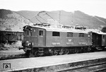 Als letzte ihrer Baureihe wurde E 62 01 im Jahr 1955 ausgemustert. Kurz vor ihrer Außerdienststellung wurde die beim Bw Garmisch beheimatete Maschine in Oberammergau angetroffen. (07.08.1954) <i>Foto: Slg. Johannes Glöckner</i>