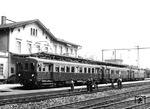 Nach der 1922 fertiggestellten Elektrifizierung der Bahnstrecke Halle–Leipzig setzte die Deutsche Reichsbahn zunächst lokbespannte Züge im Nahverkehr zwischen den beiden Großstädten ein. Vor allem im Leipziger Kopfbahnhof erwies sich der Lokwechsel als zeitaufwändig und teuer. Die Reichsbahn gab daher bei der Waggonbaufirma Wegmann sechs Triebwagen (zunächst als "Halle 501 bis 506", 1929 als "Halle 601 bis 606", ab 1930 als "elT 1061 bis 1066" bezeichnet) und drei baulich weitgehend gleichartige Steuerwagen ("Halle 5001 bis 5003", ab 1930 "elS 2061 bis 2063") in Auftrag, mit denen der Zwischenortsverkehr beschleunigt werden sollte. Mit dem neuen Bezeichnungsschema der Reichsbahn ab 1940 wurden die verbliebenen fünf Triebwagen als ET 41 01 bis 05 bezeichnet, die beiden Steuerwagen erhielten die Bezeichnung ES 41 01 und 02. Während des Zweiten Weltkriegs blieben die ET 41 auf ihren Stammstrecken im Einsatz. Der ET 41 05 wurde bei einem Unfall am 11. Januar 1945 schwer beschädigt und ausgemustert. Die Triebwagen ET 41 02 bis 04 sowie die Beiwagen EB 41 01 und 03 brannten bei einem Luftangriff auf Leipzig am 27. Januar 1945 völlig aus. Lediglich der ET 41 01 und der Beiwagen EB 41 02 erlebten das Kriegsende betriebsfähig. Nach Reparatur im Ausbesserungswerk Dessau wurden beide Fahrzeuge wieder von Leipzig aus eingesetzt. Die durch die Sowjetische Militäradministration in Deutschland angeordnete Demontage des gesamten elektrischen Betriebs der Reichsbahn in Mitteldeutschland beendete ihren Einsatz Anfang April 1946. Beide Fahrzeuge wurden zusammen mit den übrigen elektrischen Lokomotiven und Triebwagen als Reparationsleistung in die Sowjetunion abgefahren. Sie zählten nicht zu den Fahrzeugen, die ab 1953 an die DDR zurückgegeben wurden (Quelle: Wikipedia). (30.07.1930) <i>Foto: Slg. Johannes Glöckner</i>
