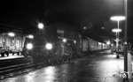 01 0532 steht mit D 2099 im nächtlichen Bahnhof Bebra bereit. Der Zug wird um 1.35 Uhr durch die Nacht nach Erfurt toben. (21.12.1971) <i>Foto: Johannes Glöckner</i>