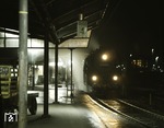 01 0520 (Bw Erfurt) ist mit D 218 um 18.13 Uhr im Bahnhof Bebra angekommen. Die Lok wird nun ins Bw fahren und um 0.50 Uhr die Rückfahrt mit D 201 antreten. (20.12.1971) <i>Foto: Johannes Glöckner</i>