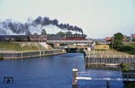 Das Dampfende in Rheine war eigentlich zum Ende des Sommerfahrplans am 24. September 1977 vorgesehen. Da sich die Elektrifizierung der Emslandstrecke verzögerte und zu wenig Diesellokomotiven für die gefahrenen Züge vorhanden waren, blieben die ölgefeuerten Dampflokomotiven der Bahnbetriebswerke Emden und Rheine  noch 4 Wochen länger bis zum 26. Oktober 1977 in Betrieb. Am regulär letzten Betriebstag des Sommerfahrplans überquert 043 326 mit einem Erzzug von Emden nach Rheine die Küstenkanalbrücke in Dörpen. (24.09.1977) <i>Foto: Joachim Bügel</i>
