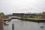 Am Sonntag, den 23. Oktober 1977 fuhren zwei Sonderzüge von Rheine nach Emden und zurück mit 043 196 und 042 113. Es waren die letzten Fahrten von DB-Dampflokomotiven des normalen Einsatzbestands über die gesamte Emslandstrecke. 043 196 wurde auf der Hinfahrt nach Emden vor D 25934 auf der Kanalbrücke in Dörpen abgepasst. (23.10.1977) <i>Foto: Wolfgang Bügel</i>