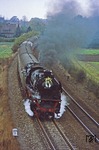 Die zum Abschied "bekränzte" 042 113 mit Sonderzug D 25935 in der Kurve südlich von Aschendorf. (23.10.1977) <i>Foto: Wolfgang Bügel</i>