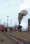 Zum letzten Mal setzt sich 043 315 im Bw Emden in Bewegung, um eine allerletzte Zugleistung im Emder Erzhafen zu vollbringen. (26.10.1977) <i>Foto: Wolfgang Bügel</i>