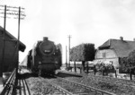 03 247 passiert mit dem Westerländer Schnellzug einen idyllischen Bahnübergang bei Horst in Holstein (nördl. Elmshorn). (17.07.1952) <i>Foto: Walter Hollnagel</i>