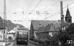 Die fabrikneue E 40 028 (Henschel, Baujahr 1958) unterwegs auf der linken Rheinstrecke in Bacharach. (1958) <i>Foto: Engels</i>