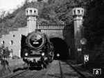 45 002 auf Überführungsfahrt von der Fa. Henschel (Kassel) ins Abnahme-RAW Meiningen am Südportal des Guxhagener Tunnels. Nach der Abnahme am 03.06.1937 wurde sie dem Bw Mannheim Rbf zugeteilt.  (25.05.1937) <i>Foto: Rudolf Kreutzer</i>