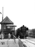 Vorbei am Weichenwärterstellwerk des Bahnhofs Hamburg-Wandsbek passiert 41 344 (Bw Hamburg-Eidelstedt) mit einem Doppelstockzug aus Lübeck den heute längst aufgelassenen Bahnübergang am Schloßgarten. (04.1961) <i>Foto: Meinhardt</i>