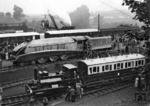 Wie die ersten A4 anfänglich ausgesehen haben, zeigt dieses Bild der LNER "Silver Fox", aufgenommen anlässlich einer Wohltätigkeitsveranstaltung am 6. Juni 1936. Die hochgehievten Passagiere im Kohlenwagen dürften auch ihre Gaudi gehabt haben. (06.06.1936) <i>Foto: Slg. von Hornstein</i>
