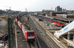Im Bahnhofs Opladen musste kurioserweise 111 080 mit dem RE 7 nach Münster die Überholung des leeren 5400t-Zuges GM 48720 aus Dillingen Hochofen Hütte abwarten.  (28.03.2015) <i>Foto: Joachim Bügel</i>
