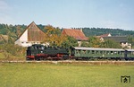 86 346 mit einem Sonderzug auf der Oberen Kochertalbahn, die von der Bahnstrecke Waiblingen – Schwäbisch Hall-Hessental abzweigt, in Bröckingen. (09.10.1977) <i>Foto: Wolfgang Bügel</i>
